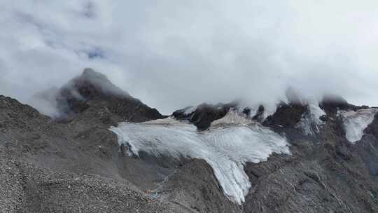 航拍云雾中的四川横断山脉乌库楚雪山风光