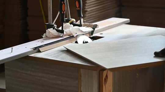 车间锯木头集合