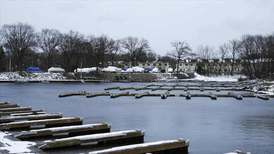 冬天烛木湖上的空船码头