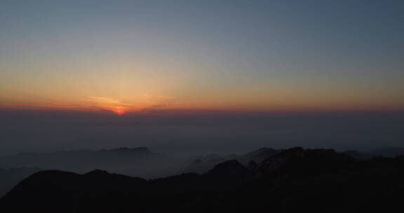 泰山山顶游客观看日出太阳升起