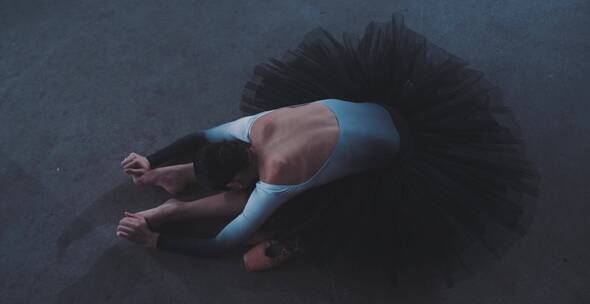女芭蕾舞演员在练习压腿