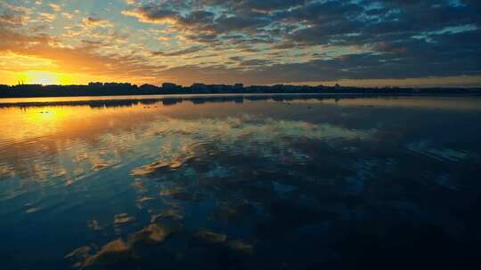 宁静湖面上的彩色橙色日落