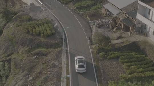 汽车在山路行驶