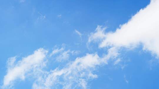 蓝天白云背景快速移动的云实拍时间流逝空镜