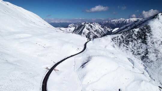 雪山山谷蜿蜒公路