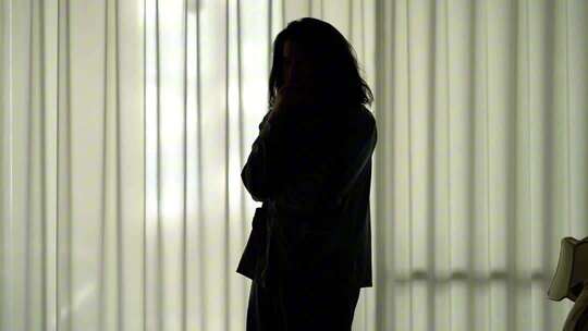 男子孤独失落的脚步和背影