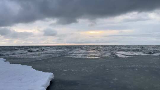 冰雪覆盖的海面与阴沉天空的景象