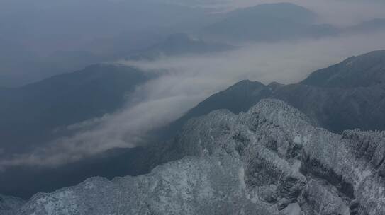 航拍峨眉山山顶悬崖雪景