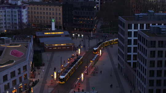 傍晚时分柏林繁忙街道上电车通过的鸟瞰图行