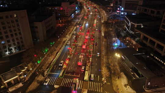 消防队消防车行驶在城市夜景街道上的航拍