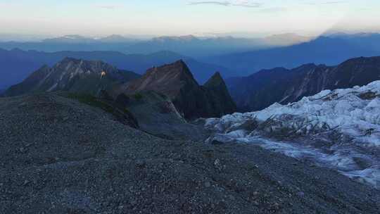 航拍夕阳下的四川第二高峰中山峰冰川冰塔林