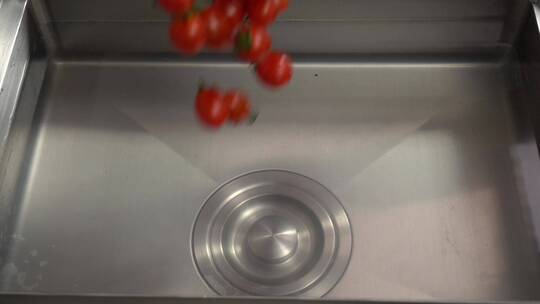 圣女果水果西红柿掉入水中高速升格画面