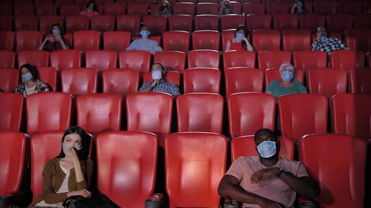 电影院里带着口罩的人群