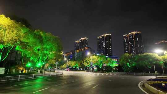 城市夜晚开车第一视角汽车窗外沿途风景马路