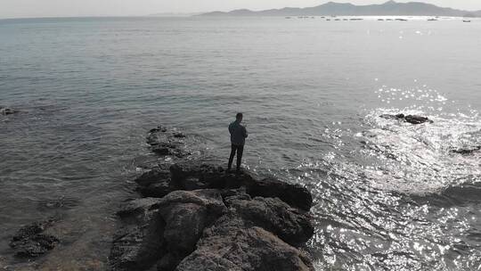 海边站着一个人