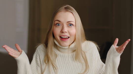 激动兴奋的女孩