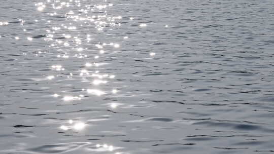 光芒璀璨的湖水河水阳光反射
