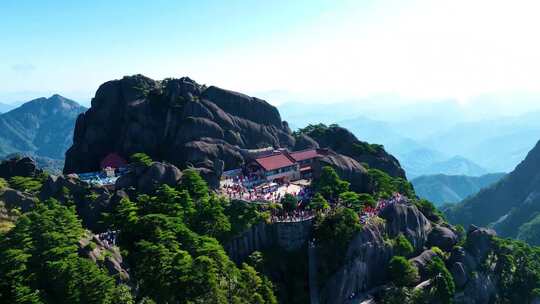 黄山假日旅游登顶迎客松航拍