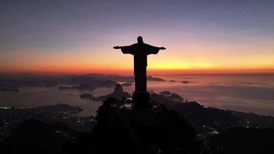 日出在基督救世主里约雕像在里约热内卢巴西
