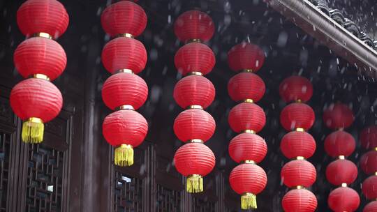 冬天下雪花纷飞传统古建筑红灯笼