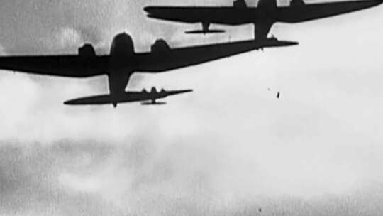 1942年莫斯科保卫战 轰炸机炸毁房屋建筑