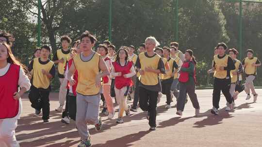 大学生运动会田径场集体自由跑步奔跑