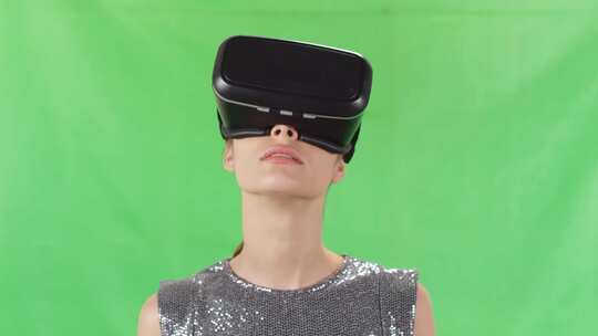 绿幕拍摄女孩带着VR头盔