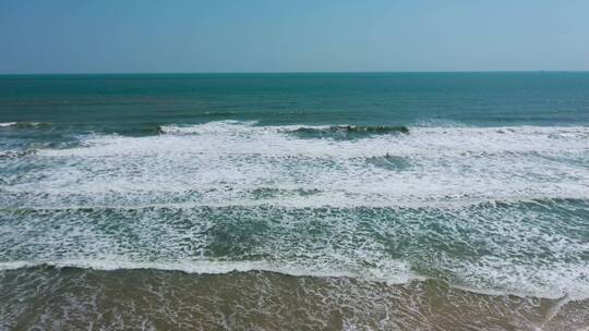 4k海岸线视频夏天深圳海边白浪沙滩