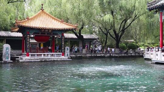 济南趵突泉公园，三股泉水喷涌称天下第一泉