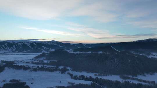 新疆阿勒泰地区禾木风景区雪山自然风光