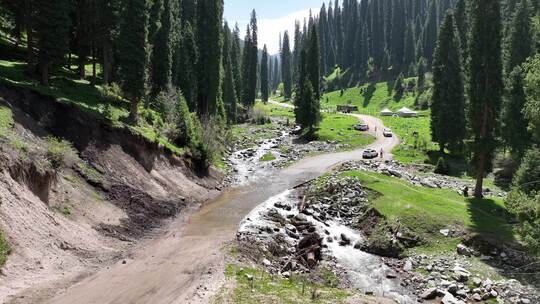 越野车穿梭在新疆恰西国家森林公园涉水路段