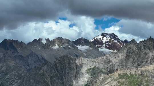 航拍四川甘孜沙鲁里山脉主峰夏塞雪山