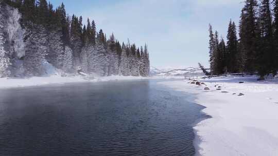 航拍新疆冬季喀纳斯神仙湾晨雾雪山森林雪景