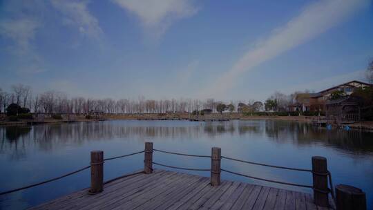 蓝天下的公园湖景视频素材模板下载