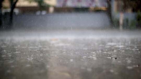 雨滴落在混凝土路面上