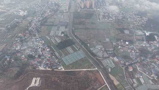 雾中城市建筑与周边环境的俯瞰景象