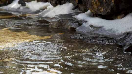 江南中式古典园林雪后屋檐水滴产生涟漪水花