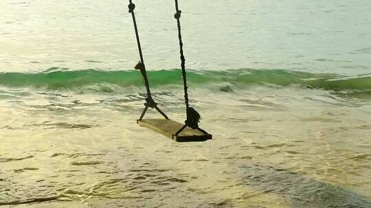 海滩上的绳索秋千