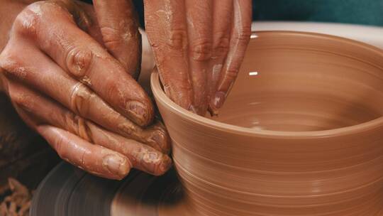 男人在陶轮上制作陶器