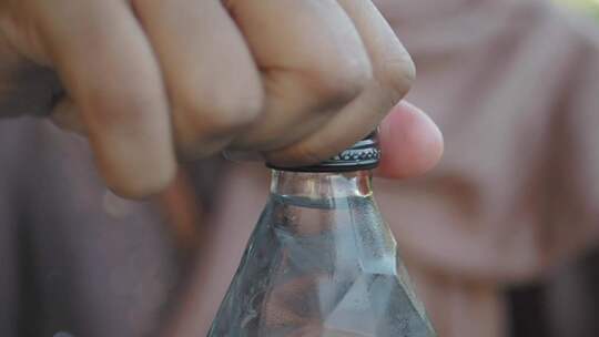 打开塑料水瓶的盖子