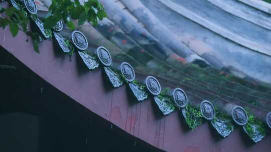 竹林古建筑屋檐下雨