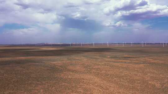 4k阿拉善沙漠中的风力发电航拍