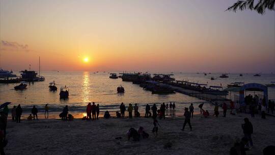 惠州巽寮湾海滩游客码头船只日落延时视频素材模板下载