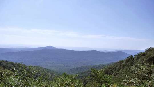 从蓝岭公园路看山脉