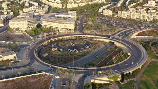 以色列莫迪因市的大型交通环岛，鸟瞰