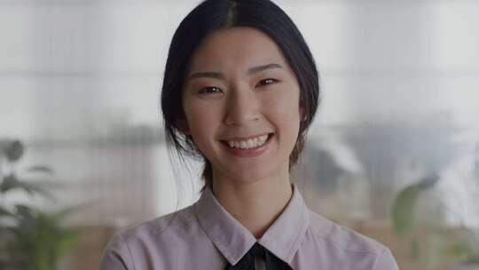 职场女性专注看手机画面