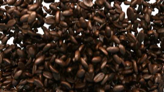 咖啡豆落下，慢动作