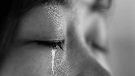 男人女人哭泣落泪流泪眼泪 伤感眼含热泪