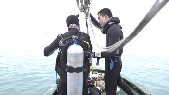 雷州潜水员下海画面2.mp4视频素材模板下载