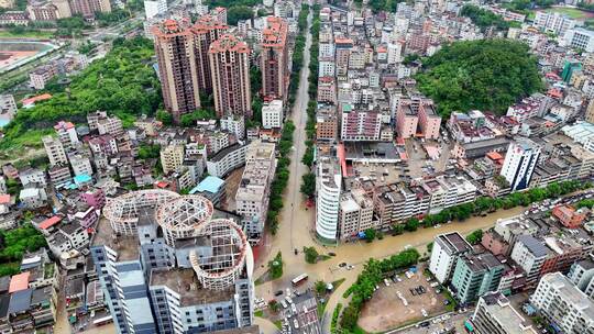 俯瞰城市街景道路被水淹没的景象